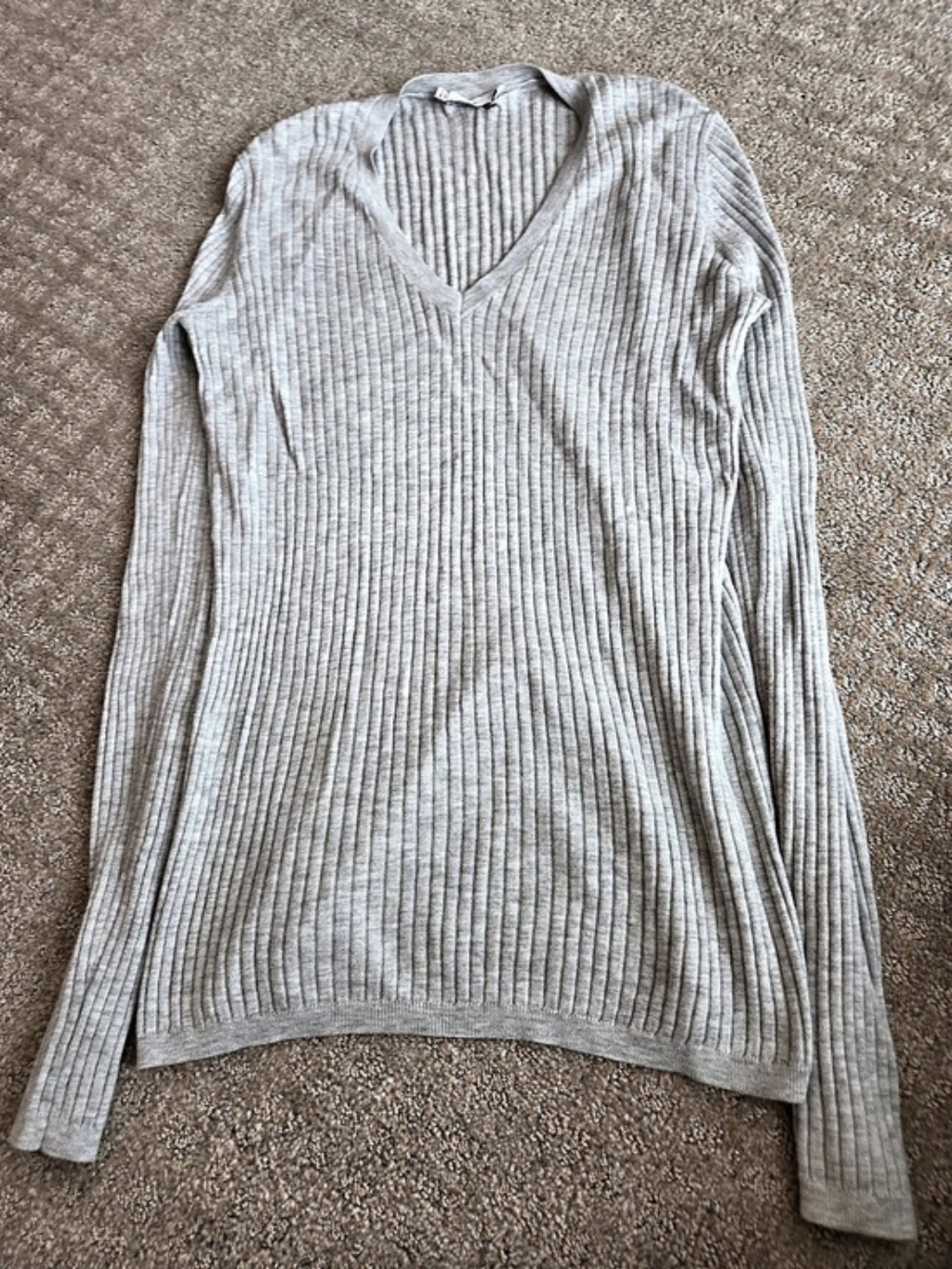 Vince Ribbed V-Neck Sweater in Gray Size Medium